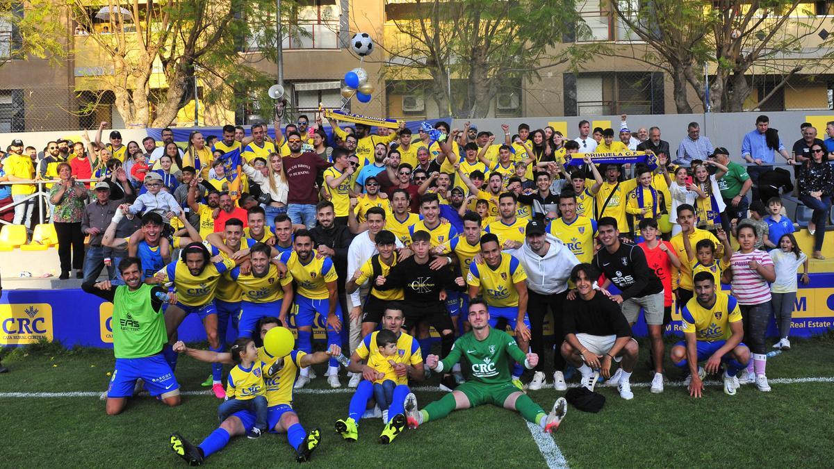 Los jugadores del Orihuela posan con la afición al final del partido tras conseguir la victoria.