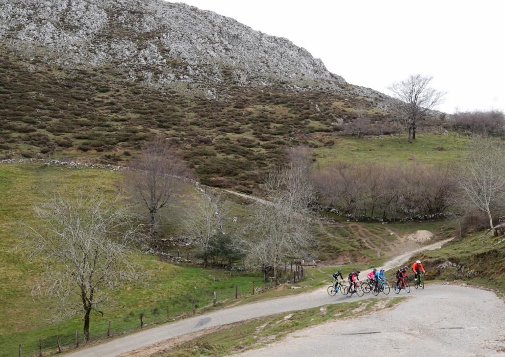 Subida de reconocimiento al final de la etapa de la Vuelta a España en Nava