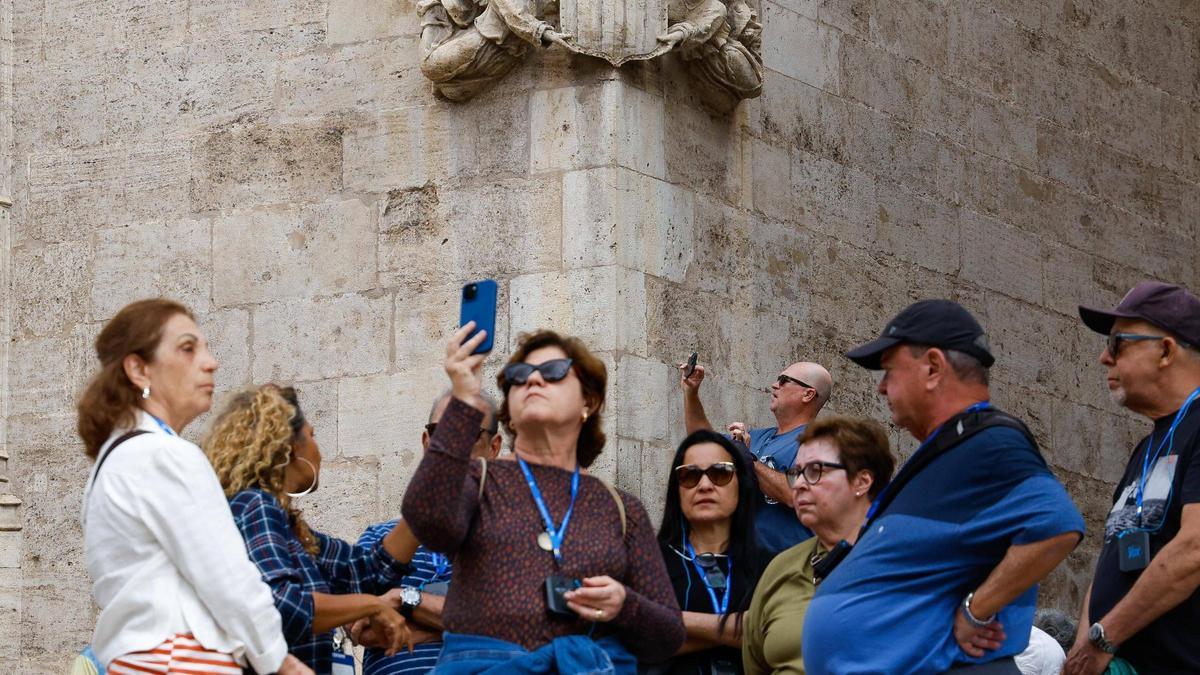 Un grupo de turistas en el centro de la ciudad de València, este año.