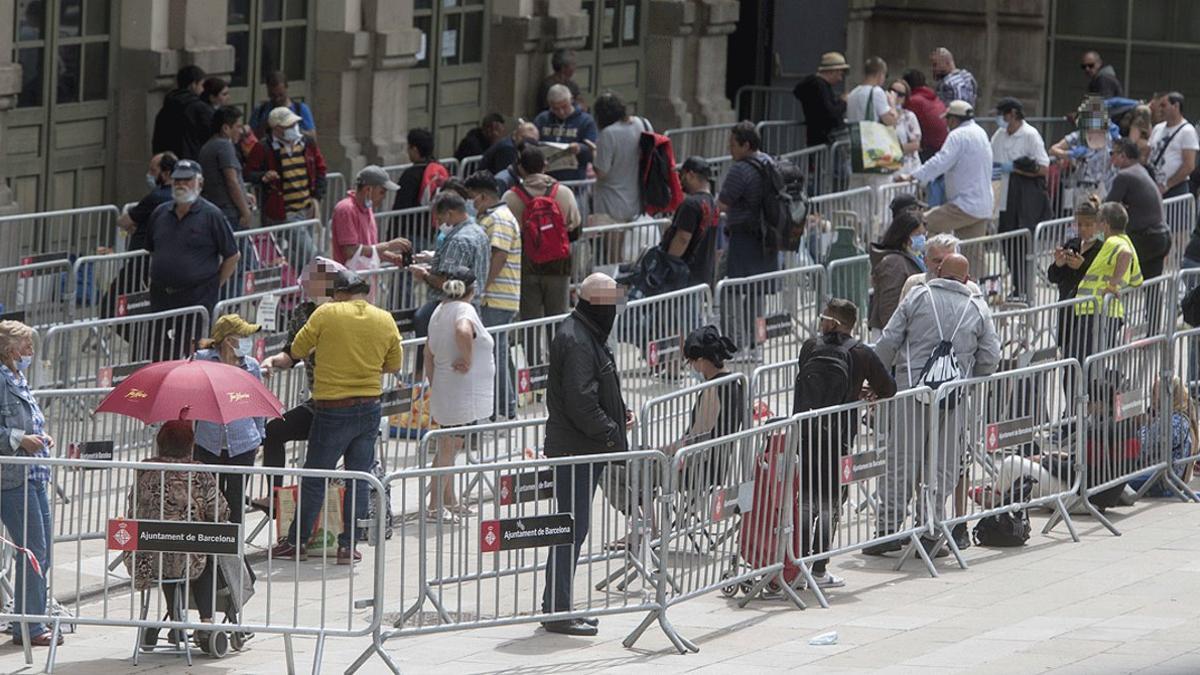 Cola ante la estación del Nord de Barcelona para el reparto de alimentos a familias necesitadas, el 16 de mayo.