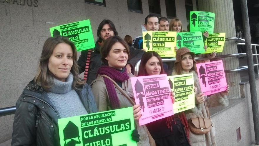 Protesta contra las cláusulas suelo ante un juzgado gallego.