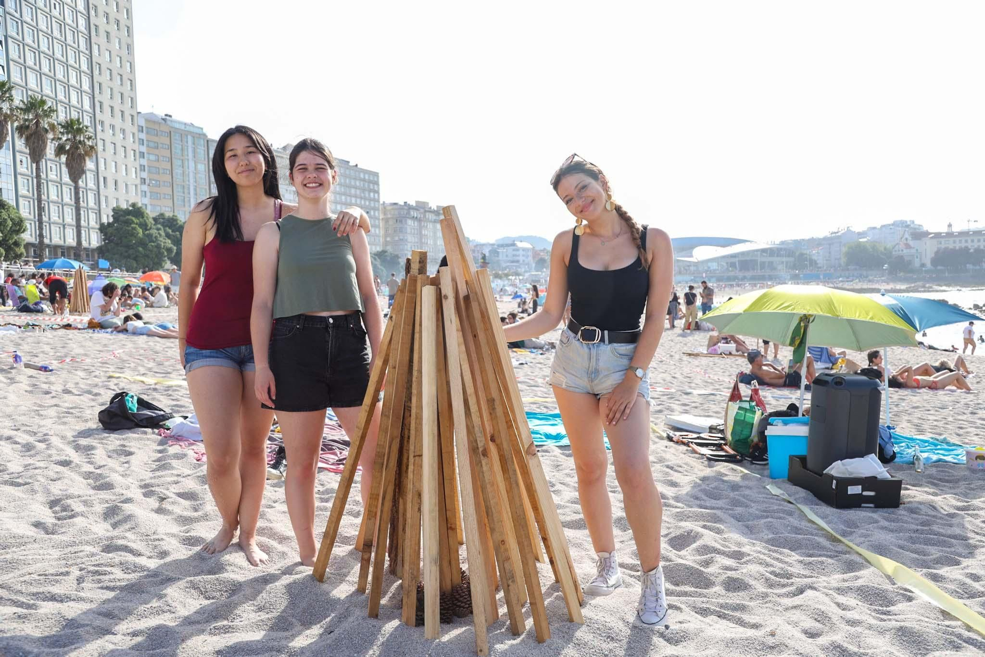 Reparto de madera y primeras hogueras en las playas de Orzán y Riazor
