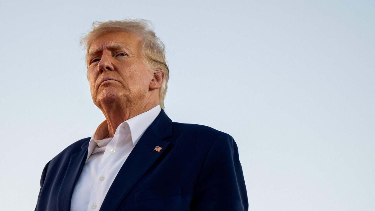 El expresidente estadounidense Donald Trump observa durante un mitin en el Aeropuerto Regional de Waco en Waco, Texas