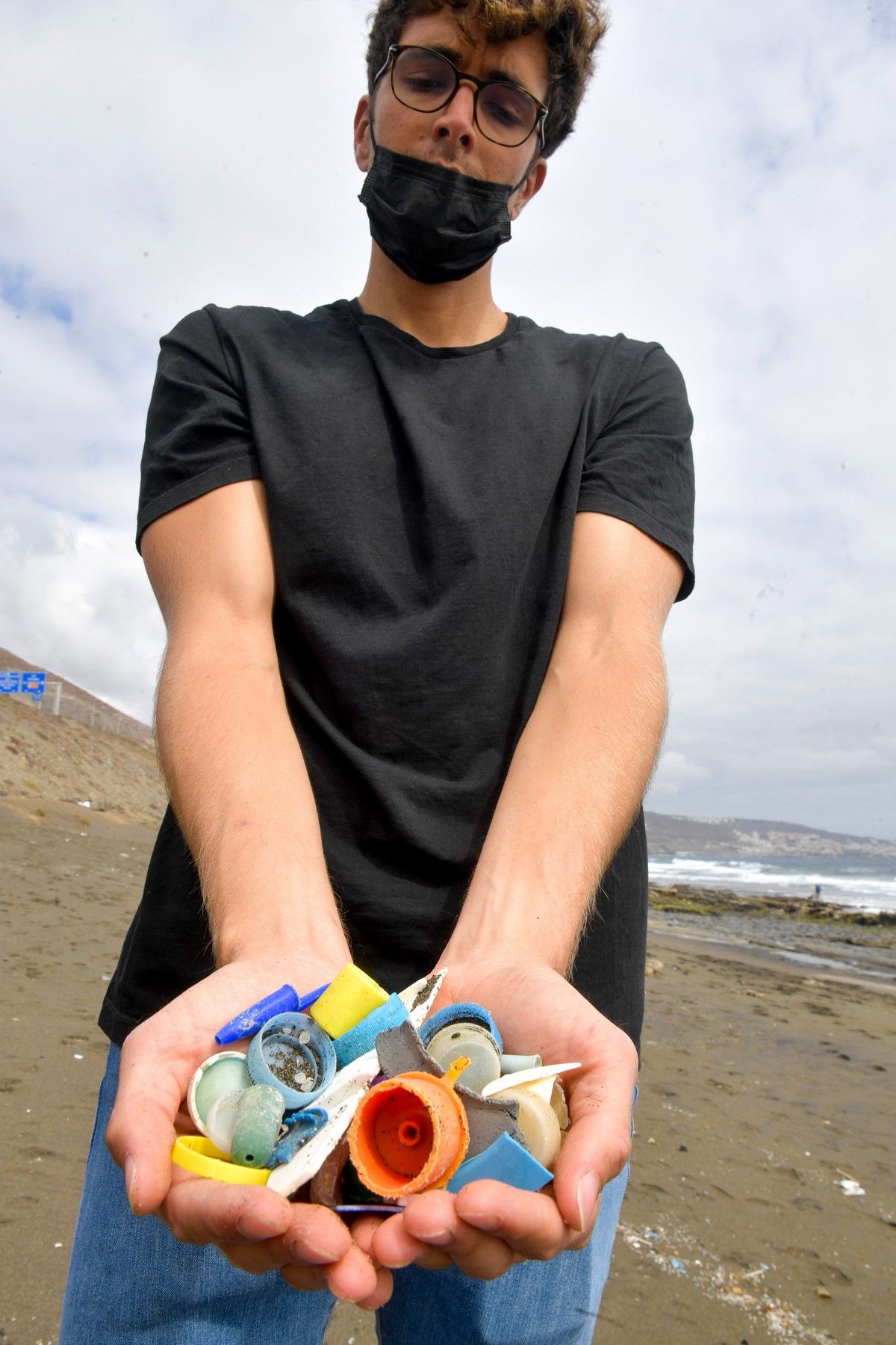 Un joven fabrica muebles con materiales reciclados