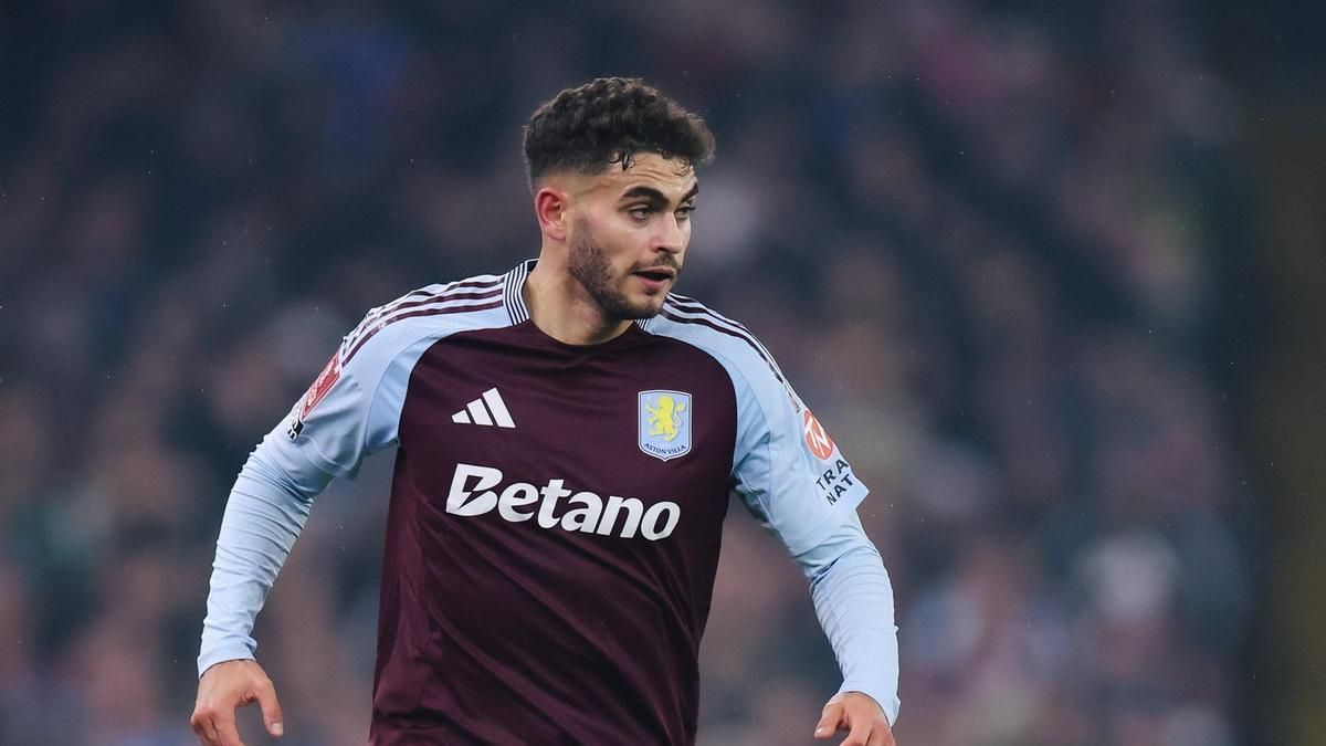Andrés García en un partido con el Aston Villa