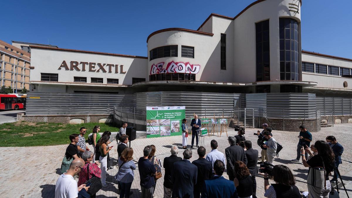 Marta Farrés,  alcaldesa de Sabadell, y Javier Lafuente, rector de la Universidad Autónoma de Barcelona, presenta la propuesta de la antigua fábrica del Artèxtil