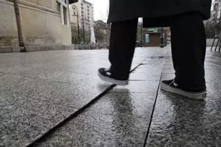 Los peatones de Gijón claman por el pavimento del paseo de Begoña, que "cada vez va a peor": en imágenes