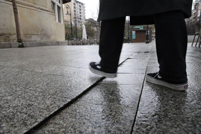Los peatones de Gijón claman por el pavimento del paseo de Begoña, que "cada vez va a peor": en imágenes