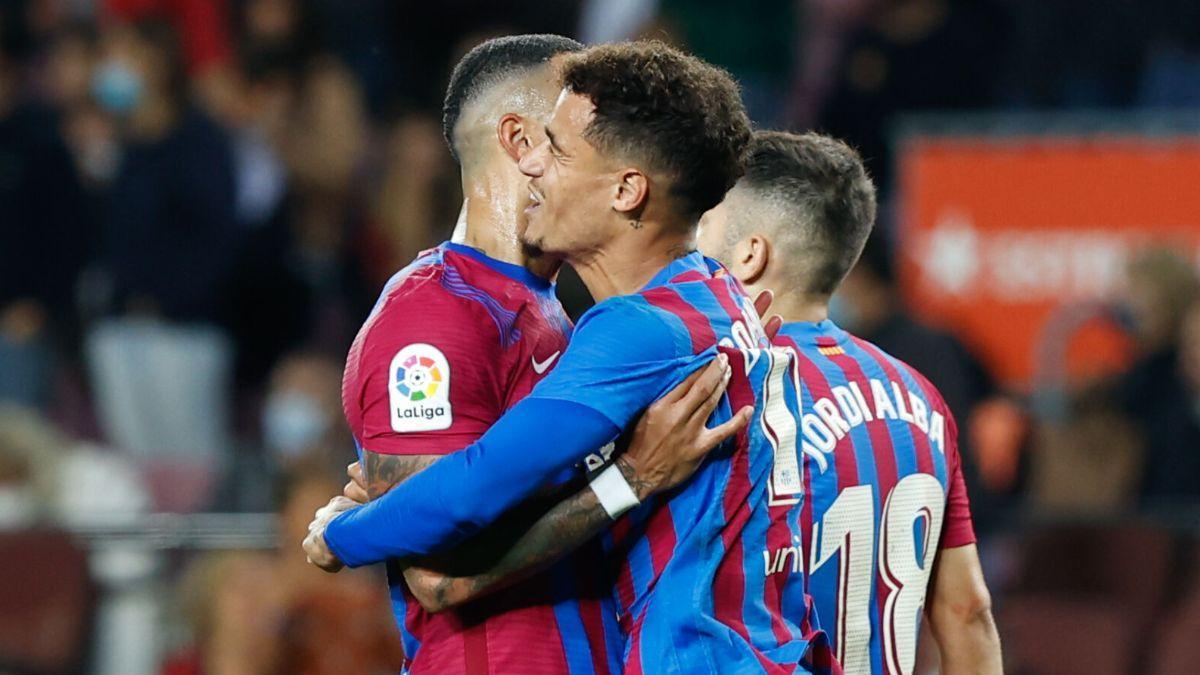 Memphis Depay y Philippe Coutinho celebran un gol con el Barça