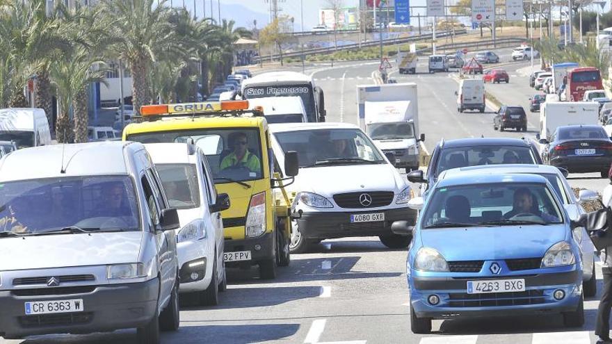 Vehículos circulando en Elche.