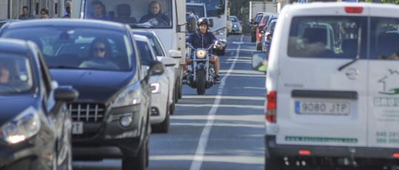 Retenciones de tráfico en la avenida Rosalía de Castro.   | // IÑAKI ABELLA