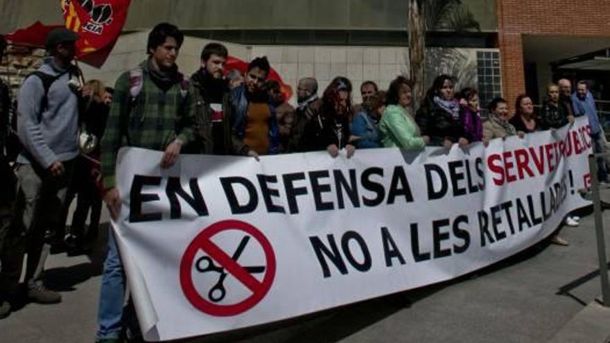 Protesta de los trabajadores de las cafeterías de la Galia y Altabix de la Universidad