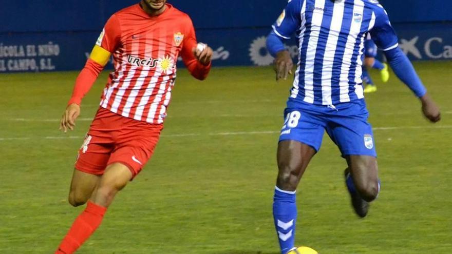 El lorquinista Manu Apeh trata de marcharse de un rival del Almería en el choque de ayer.