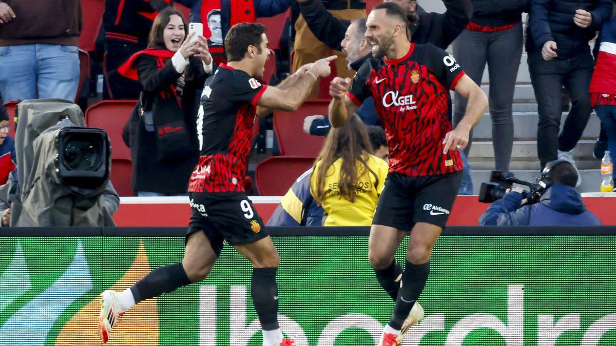 Los jugadores del Mallorca, Abdón Prats (i) y el albanés Vedat Muriqi.