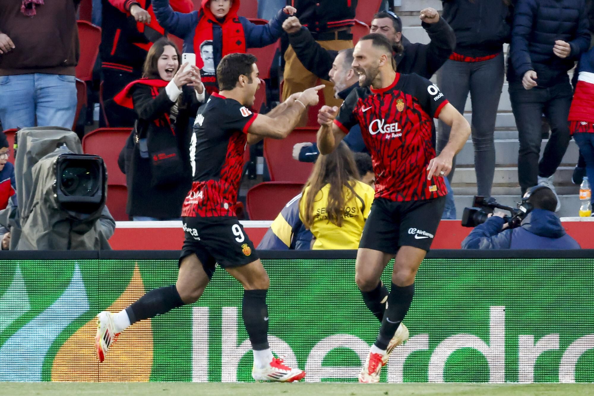 PALMA DE MALLORCA.- Los jugadores del Mallorca, Abdón Prats (i) y el albanés Vedat Muriqi, celebran el segundo gol del equipo balear durante el encuentro correspondiente a la jornada 28 de Laliga EA Sports que han disputado hoy sábado Real Mallorca y Espanyol en el estadio de Son Moix.- EFE/CATI CLADERA.