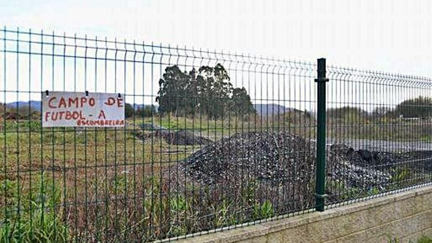 Valla que cierra la zona donde se rellena para el campo en Suviña.