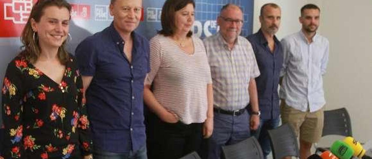 Marga Martín, en el centro, arropada por el PSOE. // Iñaki Osorio