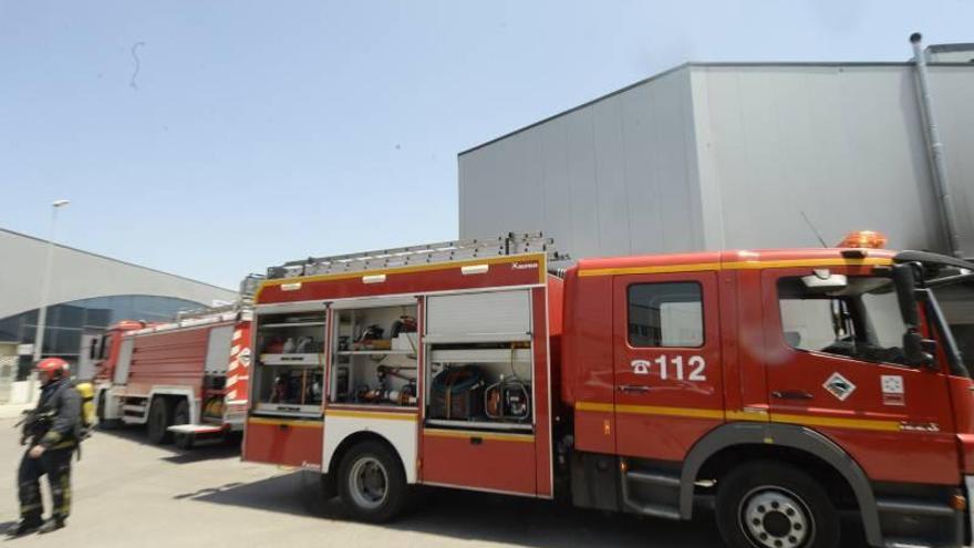 Los bomberos sofocan un incendio en un generador de un restaurante de Almassora