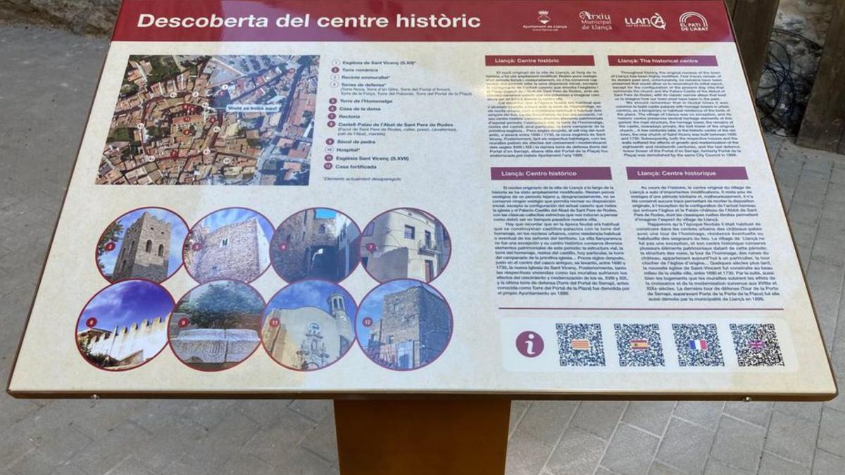 El plafó conté un mapa, textos, imatges i codis QR