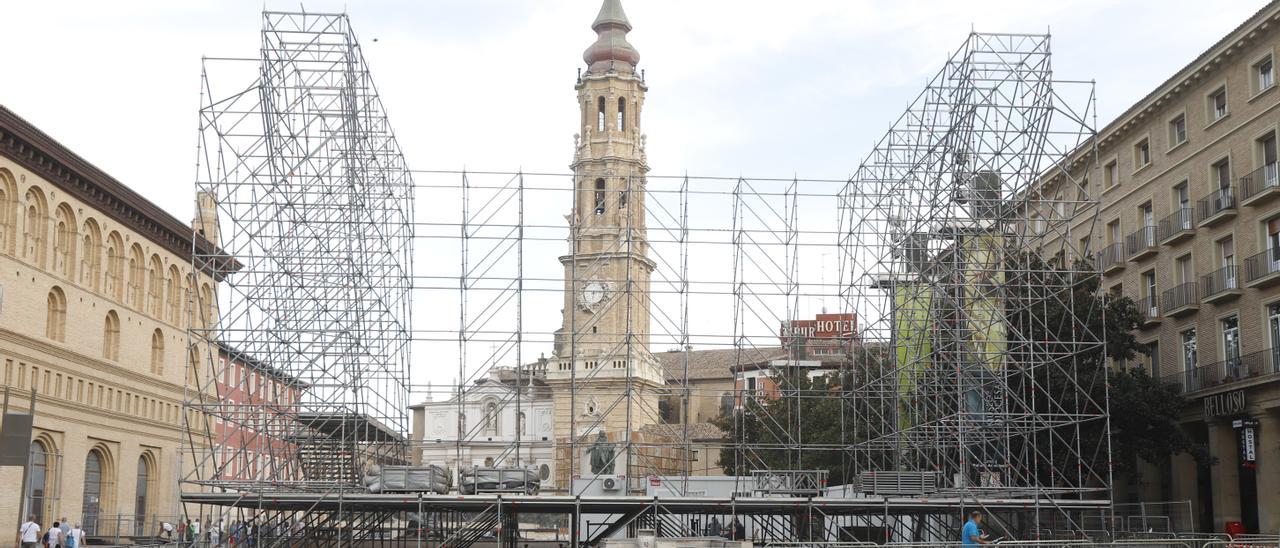 Montaje del escenario principal de la plaza del Pilar, esta semana.