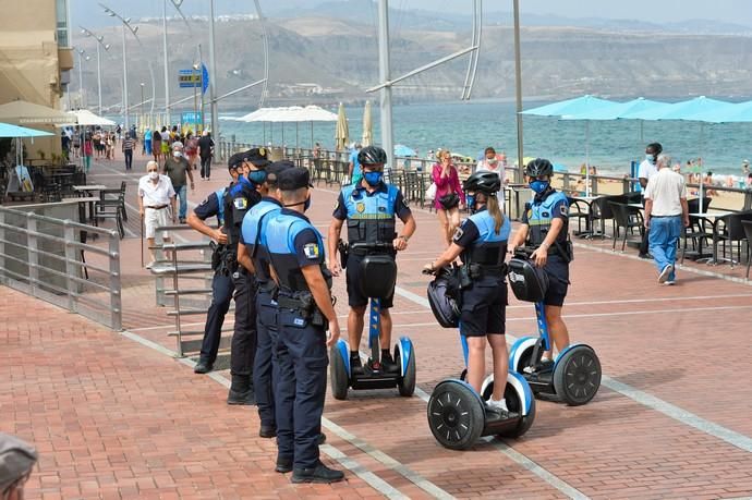 28-08-2020 LAS PALMAS DE GRAN CANARIA. Playa de Las Canteras.  La Policía Local intensifica los controles por las nuevas normativa anti covid. Fotógrafo: ANDRES CRUZ  | 28/08/2020 | Fotógrafo: Andrés Cruz