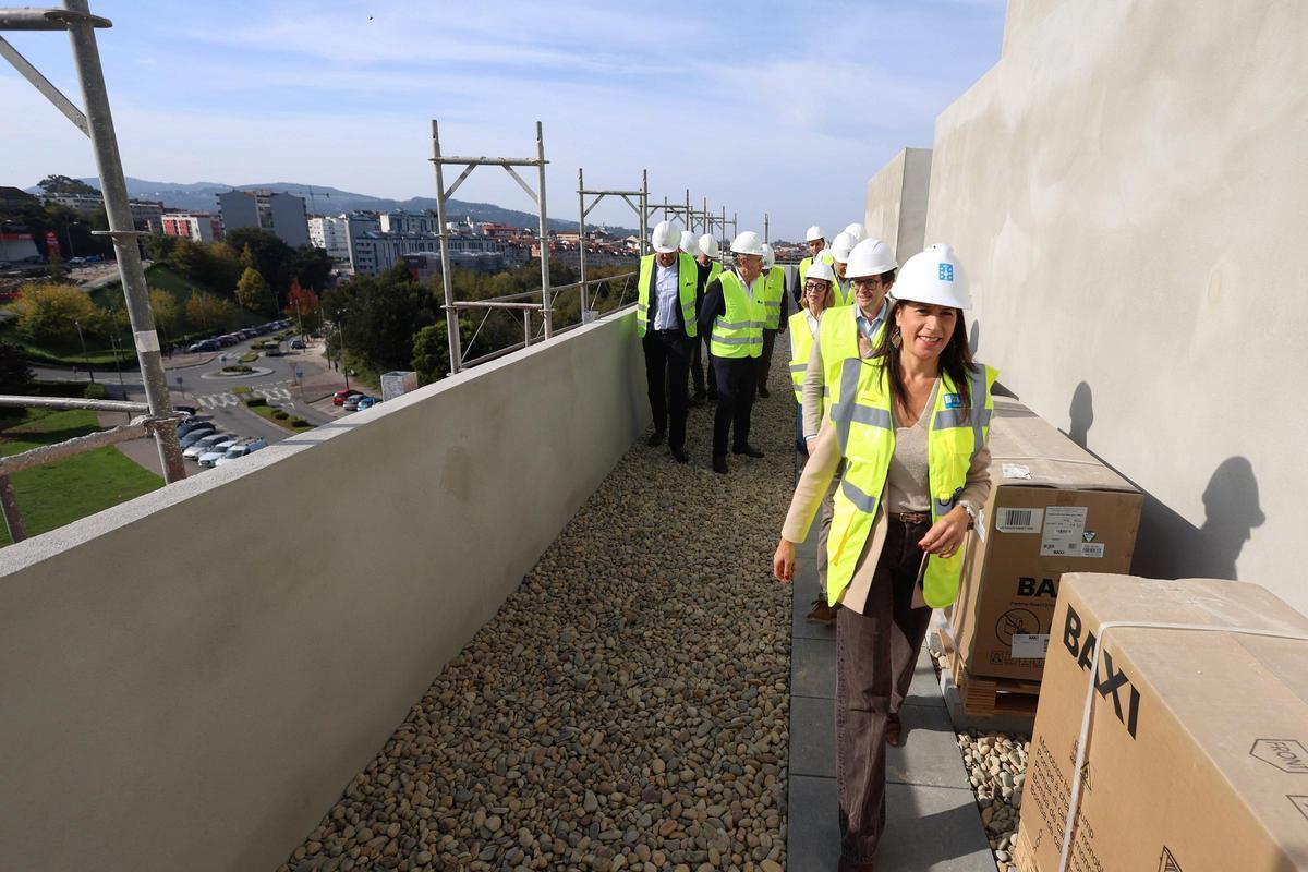 Una visita de la conselleira de Vivenda a Valdecorvos