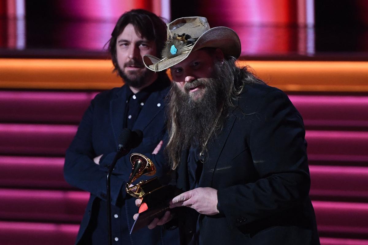 Chris Stapleton recibe su premio a mejor álbum de country por ’Starting over’.
