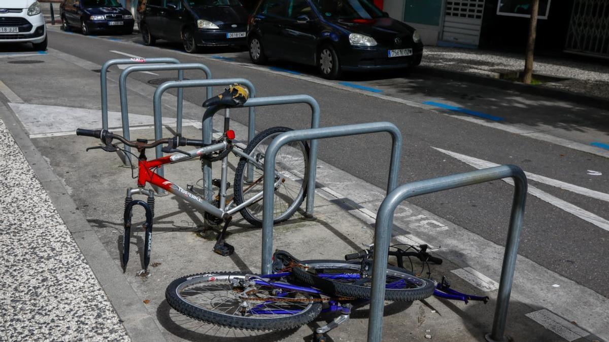 Bicicletas vandalizadas en la calle Pablo Sarasate de Zaragoza..