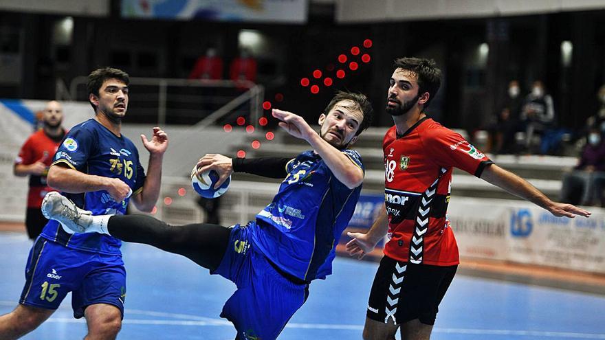 El Teucro ante el Novás en el partido disputado en el Municipal. |  // GUSTAVO SANTOS