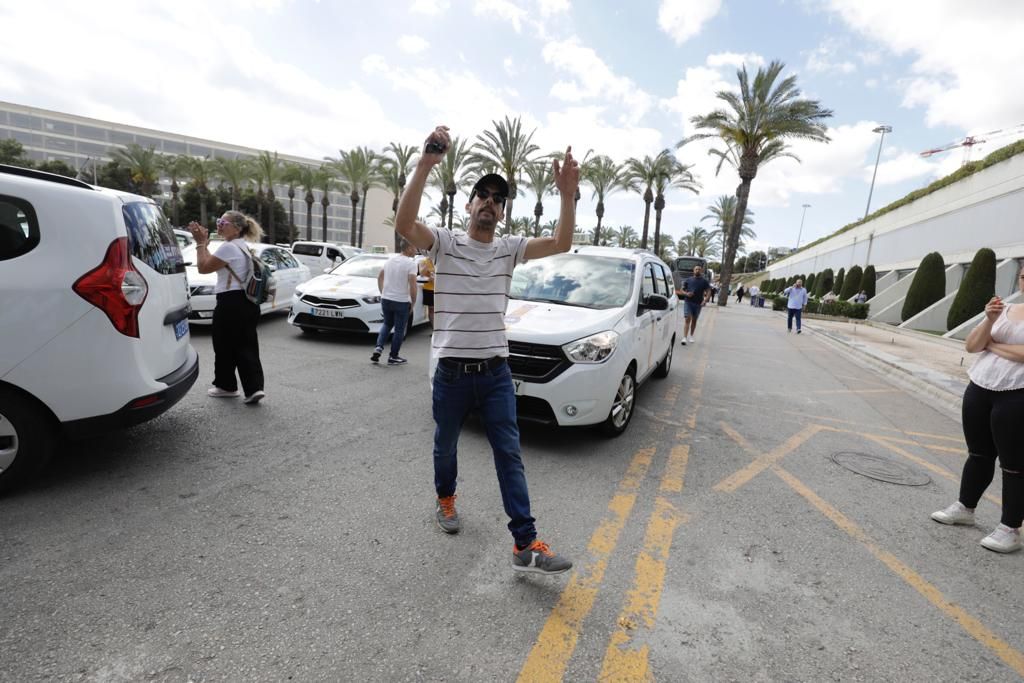 Los taxistas bloquean el aeropuerto de Palma tras un incidente con conductores de microbuses