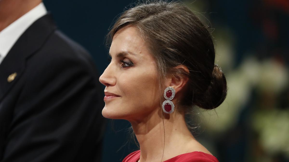 El modisto preferido de la reina Letizia abandona su marca por amor