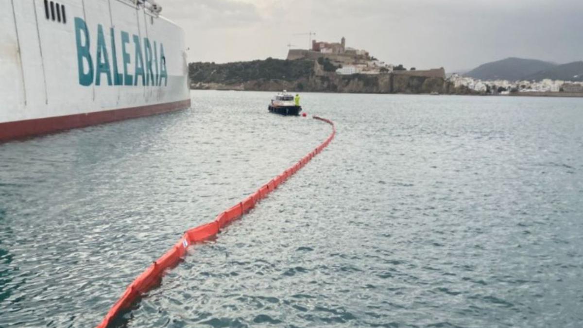 Simulacro de vertido contaminante en los muelles de es Botafoc