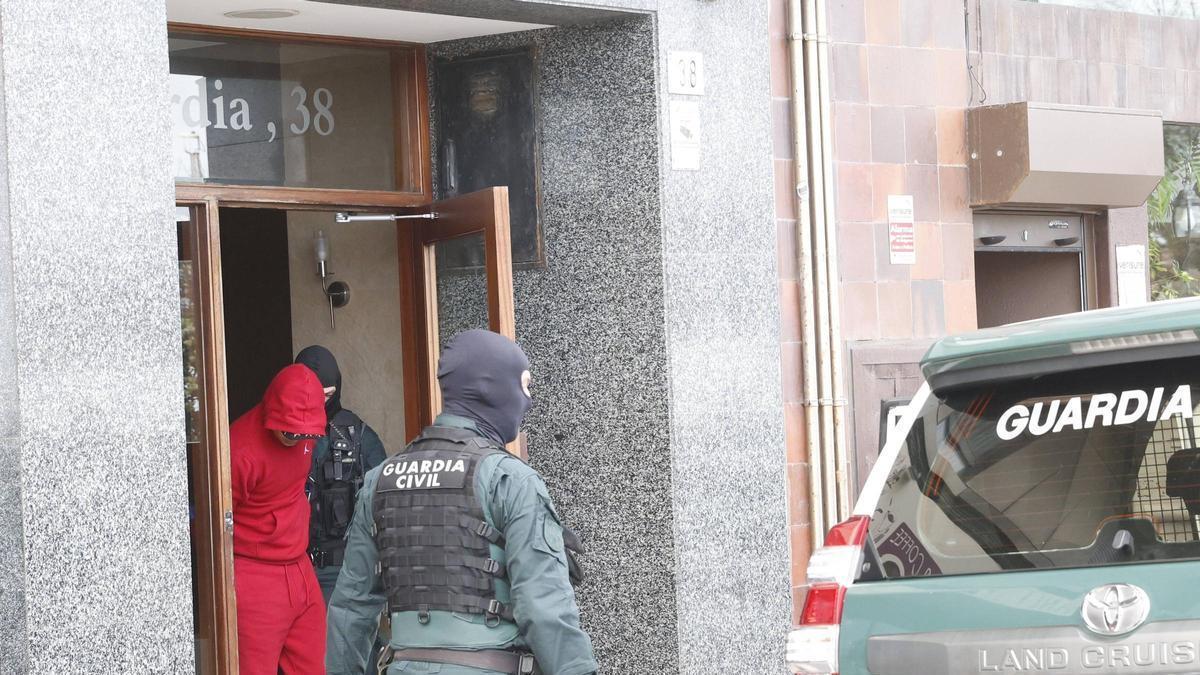 VÍDEO: La Guardia Civil registra en Gijón tras la muerte de Emiliano "El Panameño"