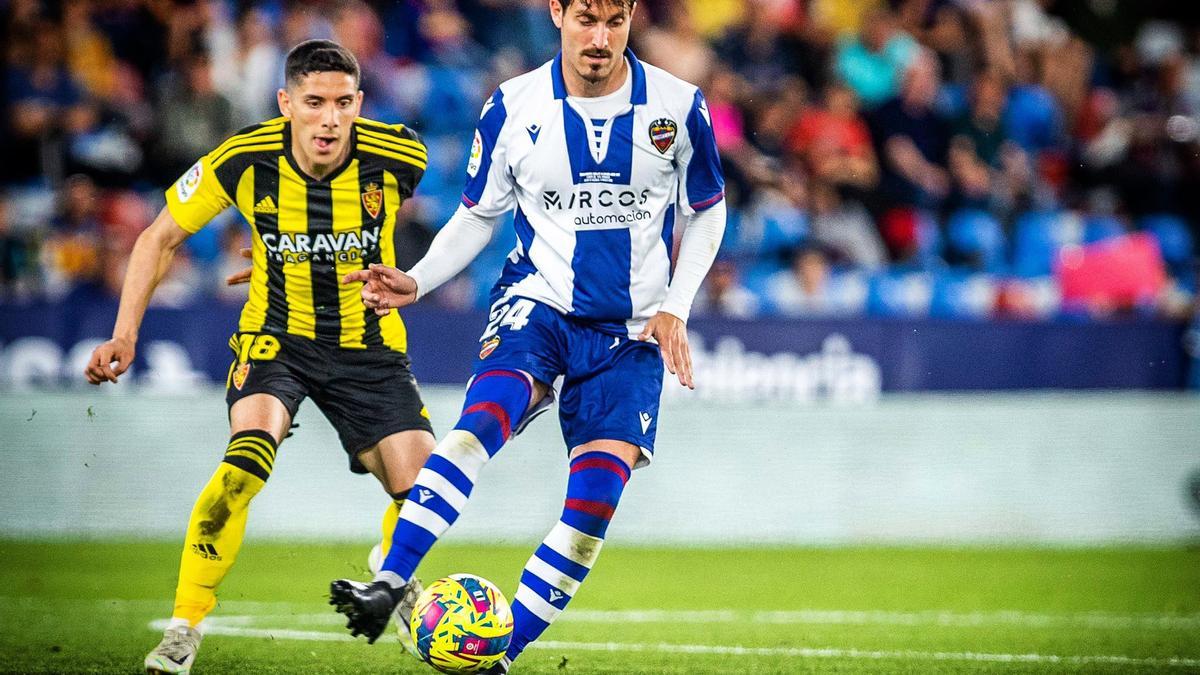 José Campaña controlando un balón