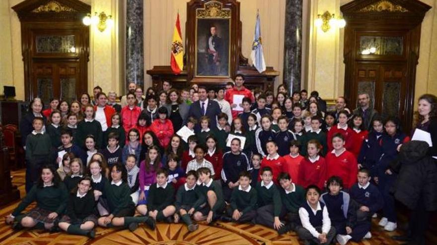 Alumnos participantes en el proyecto posan, ayer, con el alcalde en el salón de plenos. / iria fernández