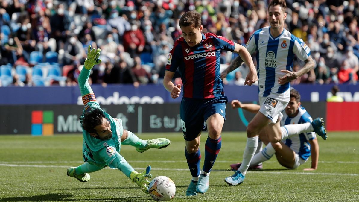 Diego López, en una acción del partido