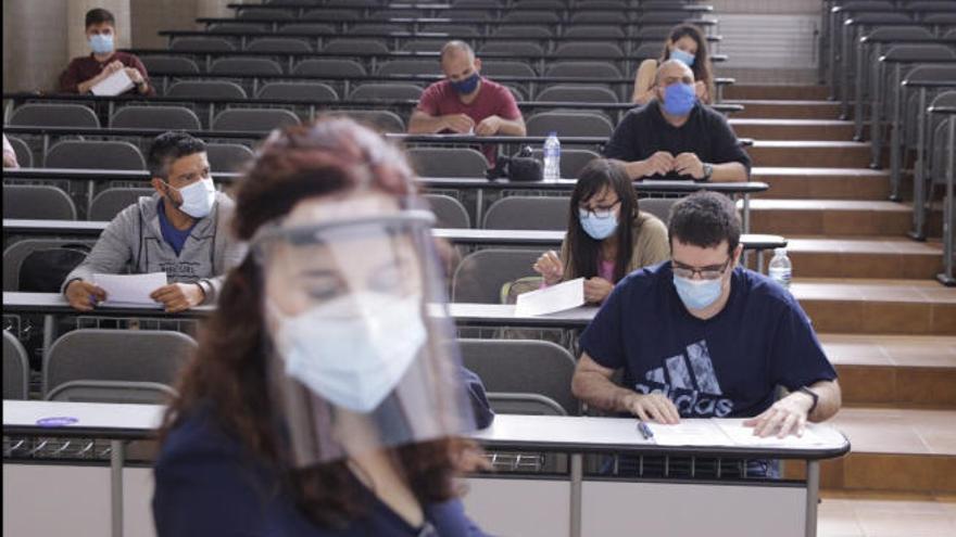 Varios alumnos realizan la prueba de acceso a la universidad para mayore sde 25 años.