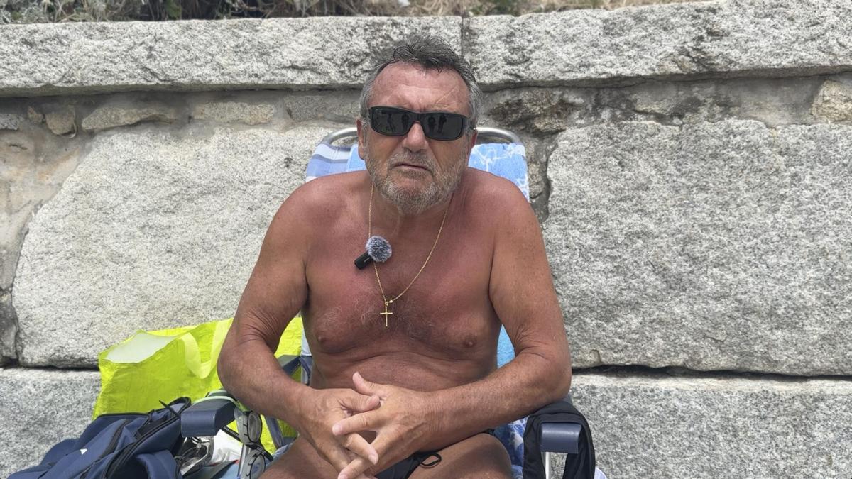 Chema Guijón usuario habitual de la playa de San Amaro