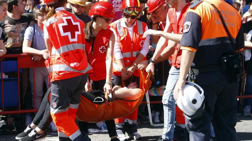 Una de las personas atendidas en la mascletà. Foto: Miguel Ángel Montesinos