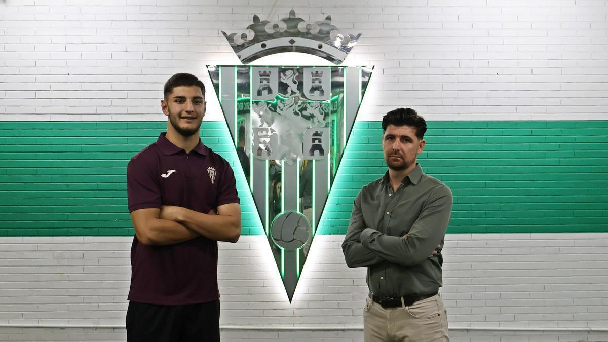 Javi Flores, junto a Hugo Fernández, jugador de la cantera.