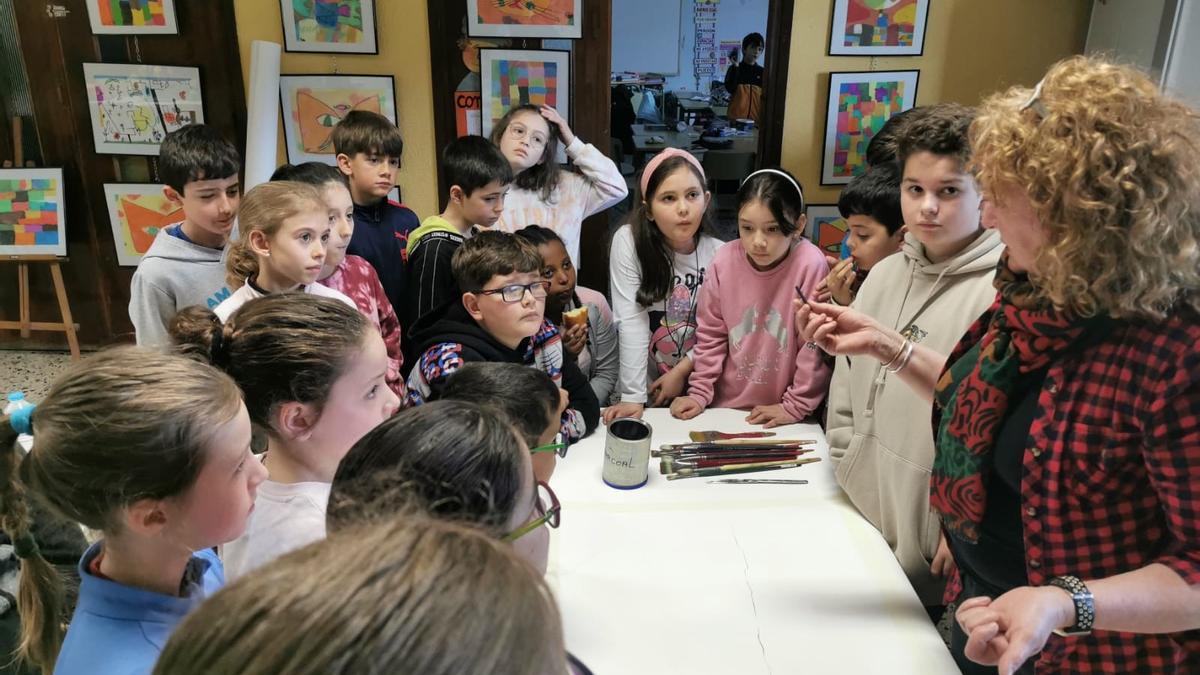 Covadonga Valdés, junto a los alumnos de cuarto de Primaria.