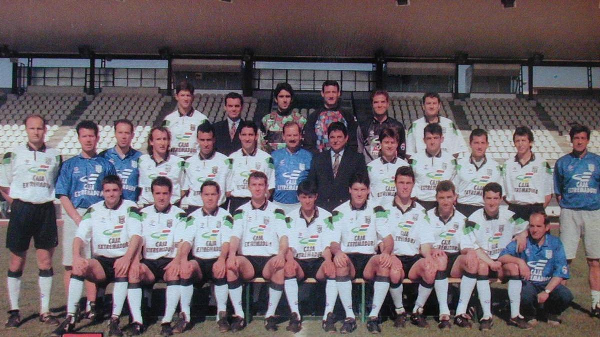 Foto oficial de la plantilla del Mérida que ascendió a Primera División en 1995.