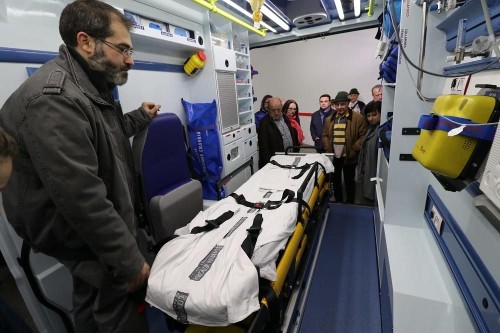 Cruz Roja de Alcoy presenta la nueva ambulancia.