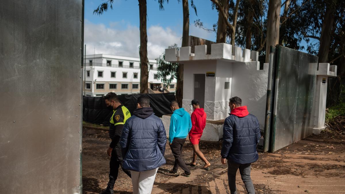 Inmigrantes en el campamento de Las Raíces.