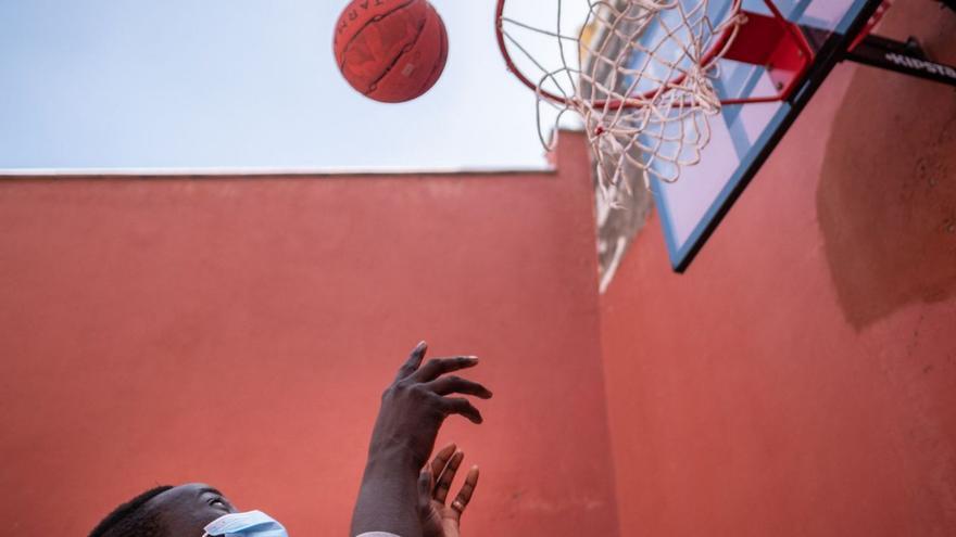 Un chico en un centro de menores de inmigrantes de Canarias.