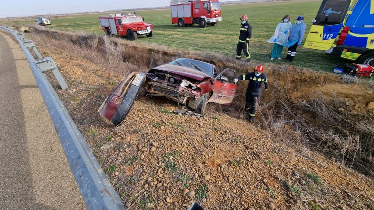 El vehículo ha terminado en la cuneta tras salirse de la calzada. | Bomberos de Benavente