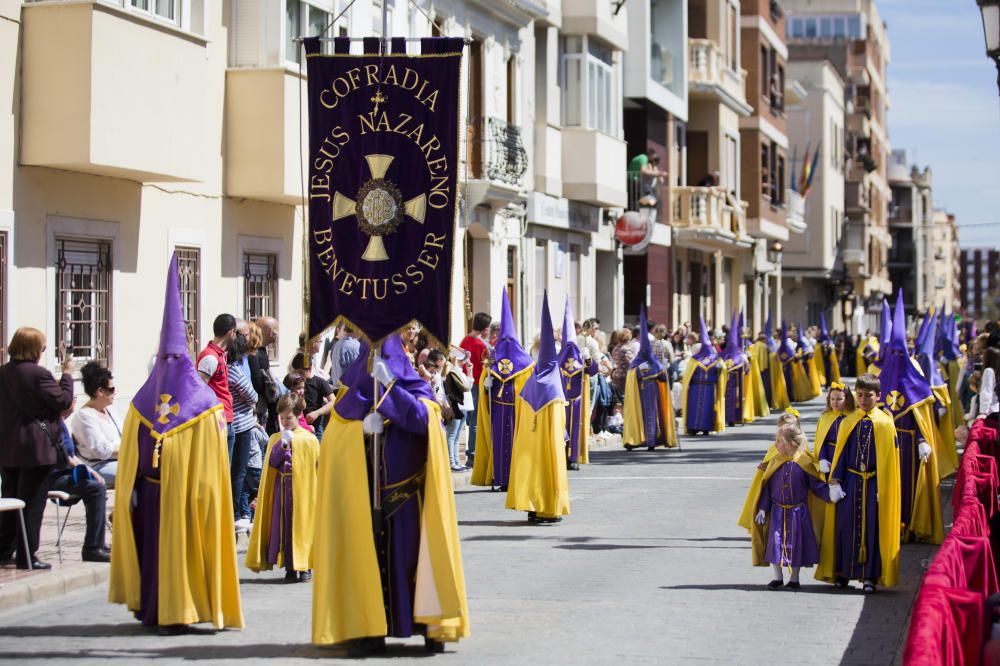 Vecinos y visitantes de Benetússer asisten a la representación del Calvario de Jesucristo.