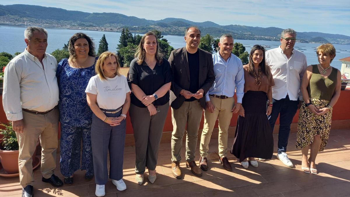 El alcalde de Poio (centro), junto a su equipo de gobierno en la terraza del Hotel Villa de Covelo.