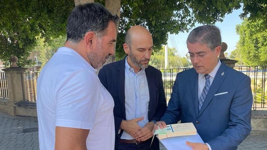 El concejal de Turismo, Comercio y Consumo del Ayuntamiento de Murcia, Jesús Pacheco, a la derecha, presenta la iniciativa