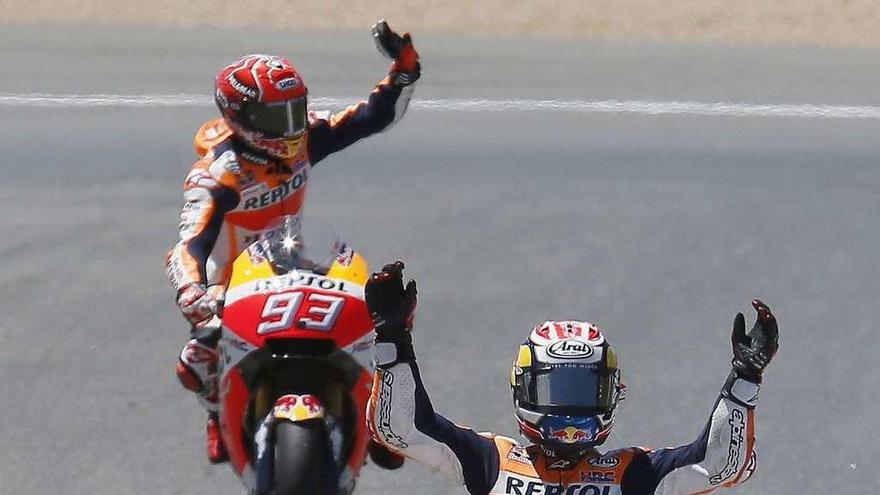 Pedrosa y Márquez saludan al entrar en meta. // José Manuel Vidal